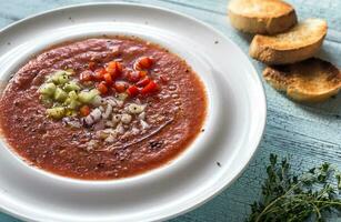 portion de Gaspacho sur le en bois table photo