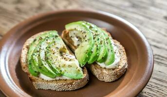 toasts avec tahini sauce et tranché Avocat photo