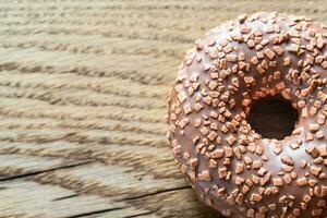 Chocolat Donut sur le en bois Contexte photo