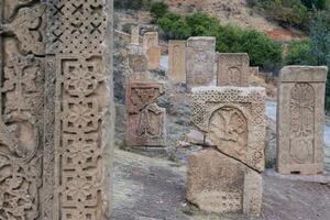 pierres tombales près le monastère noravank dans Arménie photo