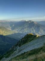 beau paysage de montagne en été photo