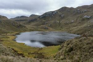 Lac dans le nationale parc cajas dans équateur photo