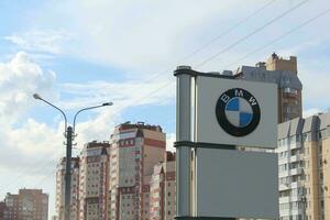 coulé Pétersbourg Russie - dix dix 2023 BMW voiture concession parvis pylône avec logo signe. bayerische moteurs travail ag, luxe Véhicules entreprise. allemand fabricant enseigne, société marque logotype. photo