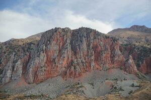 rouge Roche formation dans le montagnes photo