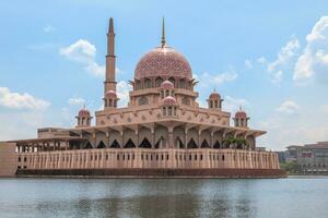 masjid putra à dataran putra dans la ville de putrajaya, malaisie photo