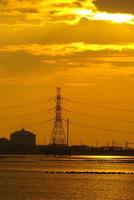 zones industrielles côtières avec la lumière du soleil du soir photo