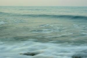 eau de mer de turbulence et roche au littoral photo