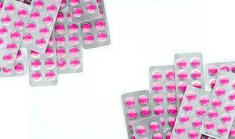 rose tablette pilules dans cloque pack isolé sur blanc Contexte. anti douleur médicament. pharmaceutique industrie. ordonnance drogues. ibuprofène pour traitement douleur. pharmacie produit. médical santé se soucier. photo