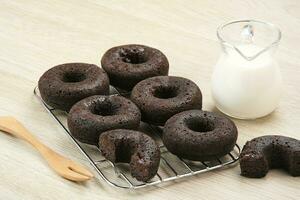 donat coucou, à la vapeur gâteau avec Donut forme contient fondu Chocolat à l'intérieur, indonésien casse-croûte photo