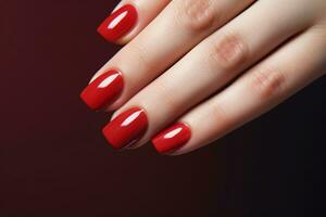 fermer charme femme main avec rouge clou polonais sur sa les ongles. rouge clou manucure avec gel polonais à luxe beauté salon. clou art et conception. femelle main modèle. français manucure. génératif ai. photo