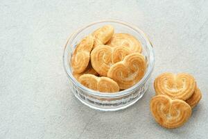 savoureux amande biscuits avec cœur forme photo