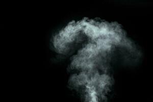 poudre abstraite ou fumée isolée sur fond noir photo