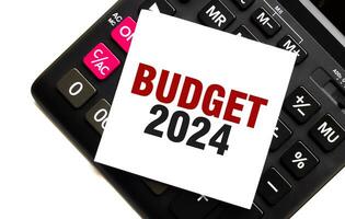 budget 2024 sur blanc autocollant sur calculatrice photo