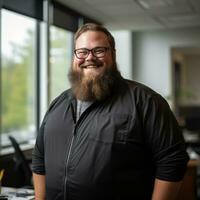 une homme avec une barbe et des lunettes permanent dans un Bureau génératif ai photo