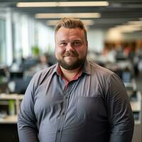 une homme avec une barbe permanent dans un Bureau génératif ai photo