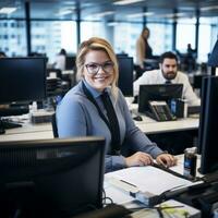 une souriant femme séance à une bureau dans un Bureau génératif ai photo