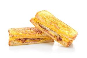 Sandwich au jambon, au bacon et au fromage avec oeuf isolé sur fond blanc photo