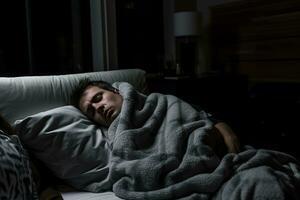 une homme est en train de dormir dans lit avec une couverture génératif ai photo