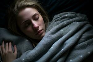 une femme est en train de dormir dans lit avec une couverture génératif ai photo