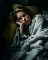 une femme est enveloppé dans une couverture sur une lit génératif ai photo