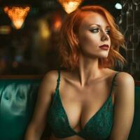 une magnifique rouge aux cheveux femme dans une vert soutien-gorge génératif ai photo