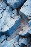 une proche en haut de bleu rochers avec des fissures dans leur génératif ai photo