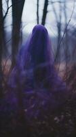 une la personne dans une violet voile séance dans le les bois génératif ai photo