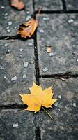 une Jaune feuille pose sur le sol génératif ai photo