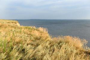 pente pittoresque de la côte de la mer par une chaude journée d'été photo