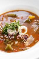 soupe de ragoût de fruits de mer caldeirada de lulas dans une sauce épicée aux tomates et aux légumes au restaurant de lisbonne photo