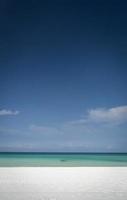 longue plage dans le paradis tropical île de koh rong près de sihanoukville cambodge photo