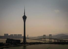 tour de macao et vue sur l'horizon de la zone du pont de taipa le jour brumeux en chine