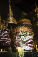 Masques de danse traditionnelle lakhon khol khmer exposés à la pagode wat svay andet près de phnom penh cambodge photo