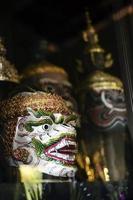 Masques de danse traditionnelle lakhon khol khmer exposés à la pagode wat svay andet près de phnom penh cambodge photo