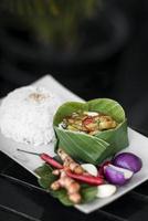 Repas au curry de poisson amok traditionnel cambodgien sur la table du restaurant siem reap photo