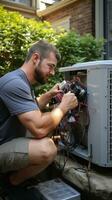 HVAC technicien entretien un air conditionnement unité photo