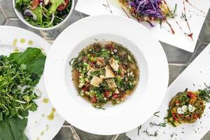 sélection de collations et de salades traditionnelles portugaises mixtes sur la table du restaurant de lisbonne photo