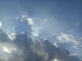 le ciel vient vivant avec des nuages et une radiant Soleil rideau photo