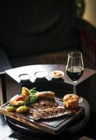 Rôti de boeuf gastronomique du dimanche repas britannique traditionnel sur une vieille table de pub en bois photo