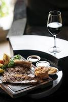 Rôti de boeuf gastronomique du dimanche repas britannique traditionnel sur une vieille table de pub en bois photo