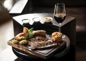 Rôti de boeuf gastronomique du dimanche repas britannique traditionnel sur une vieille table de pub en bois photo