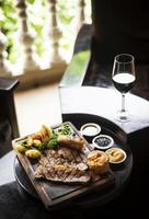 Rôti de boeuf gastronomique du dimanche repas britannique traditionnel sur une vieille table de pub en bois photo