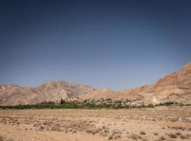 Vue sur le paysage désertique dans l'oasis de garmeh près de Yazd dans le sud de l'iran