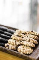 Biscuits aux biscuits à l'avoine biologique frais mélangés dans l'affichage de la boulangerie photo