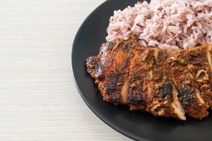poulet jerk jamaïcain grillé épicé avec du riz - style de cuisine jamaïcaine