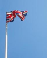 drapeau britannique sur le ciel bleu photo