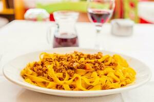 traditionnel style spaghetti bolognaise dans bologne photo