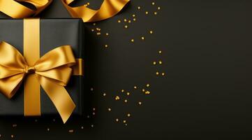 une noir et or cadeau boîte avec une Jaune arc et cadeau étiquette photo