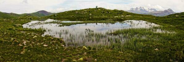 serein alpin Lac au milieu de savoie montagnes Saint Sorlin d'Arves paysage photo