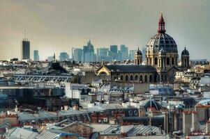 Paris toit panorama avec grandiose église et la la défense horizon photo